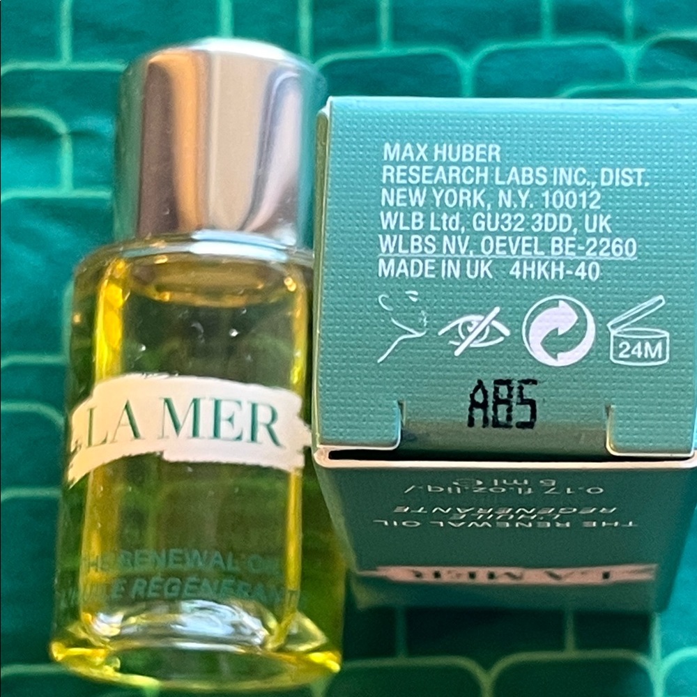 Brand New La Mer The Renewal Oil Deluxe Mini (5 ml / 0.17 fl oz) - Picture 2 of 2